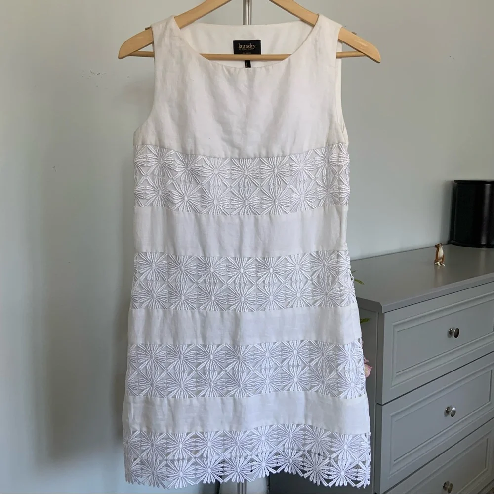 WHITE LINEN SLEEVELESS SHIFT SUMMER DRESS / DAISY MOTIF / LINED / VINTAGE / 2 - Picture 2 of 9